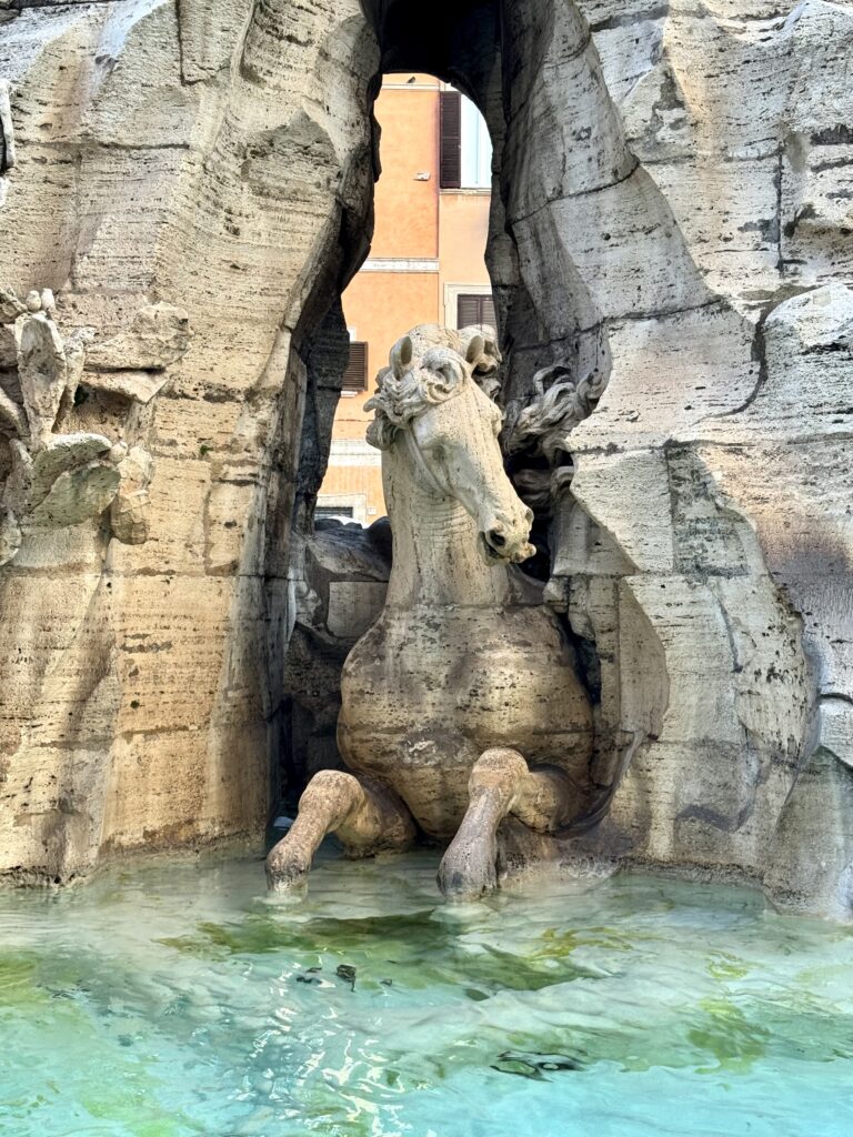 Horse sculpture in the fountain