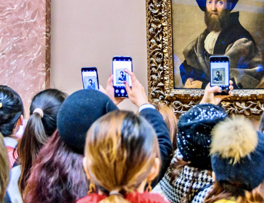 crowds at the Louvre fighting to take photos