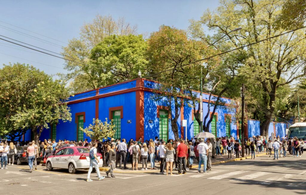 people lining up to visit Casa Azul