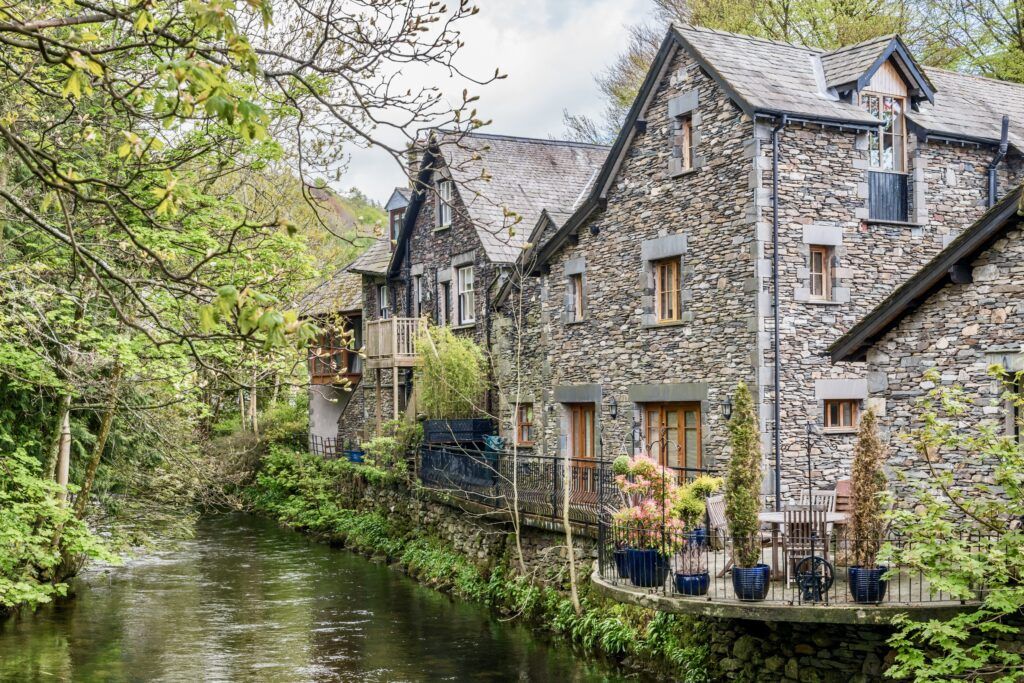 beautiful stone house sin Grasmere with flowers