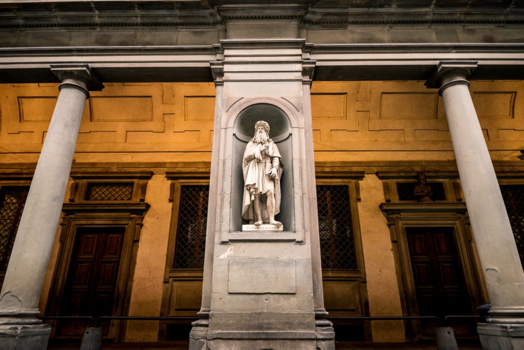 statue of Leonardo da Vinci outside the da Vinci Museum 