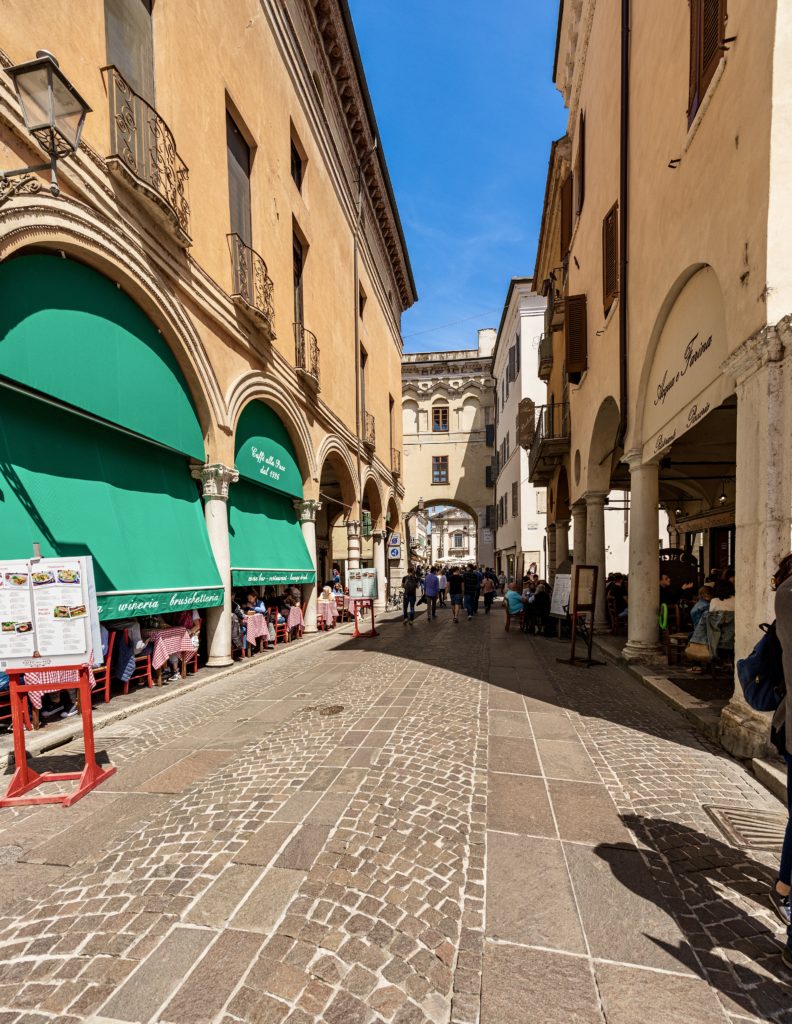 restaurants and pizzerias on Via Broletto