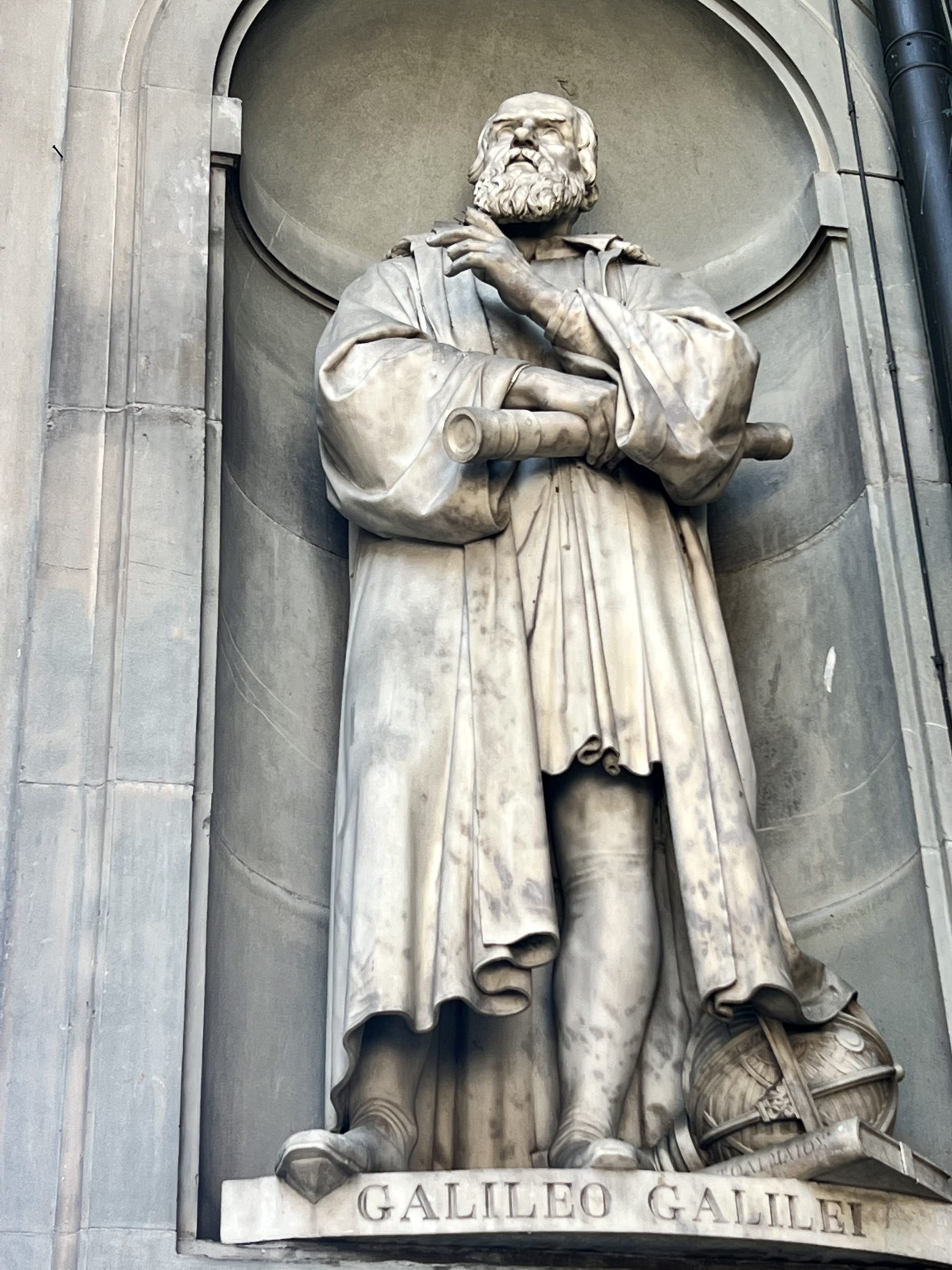 Galileo statue on the facade of the Uffizi