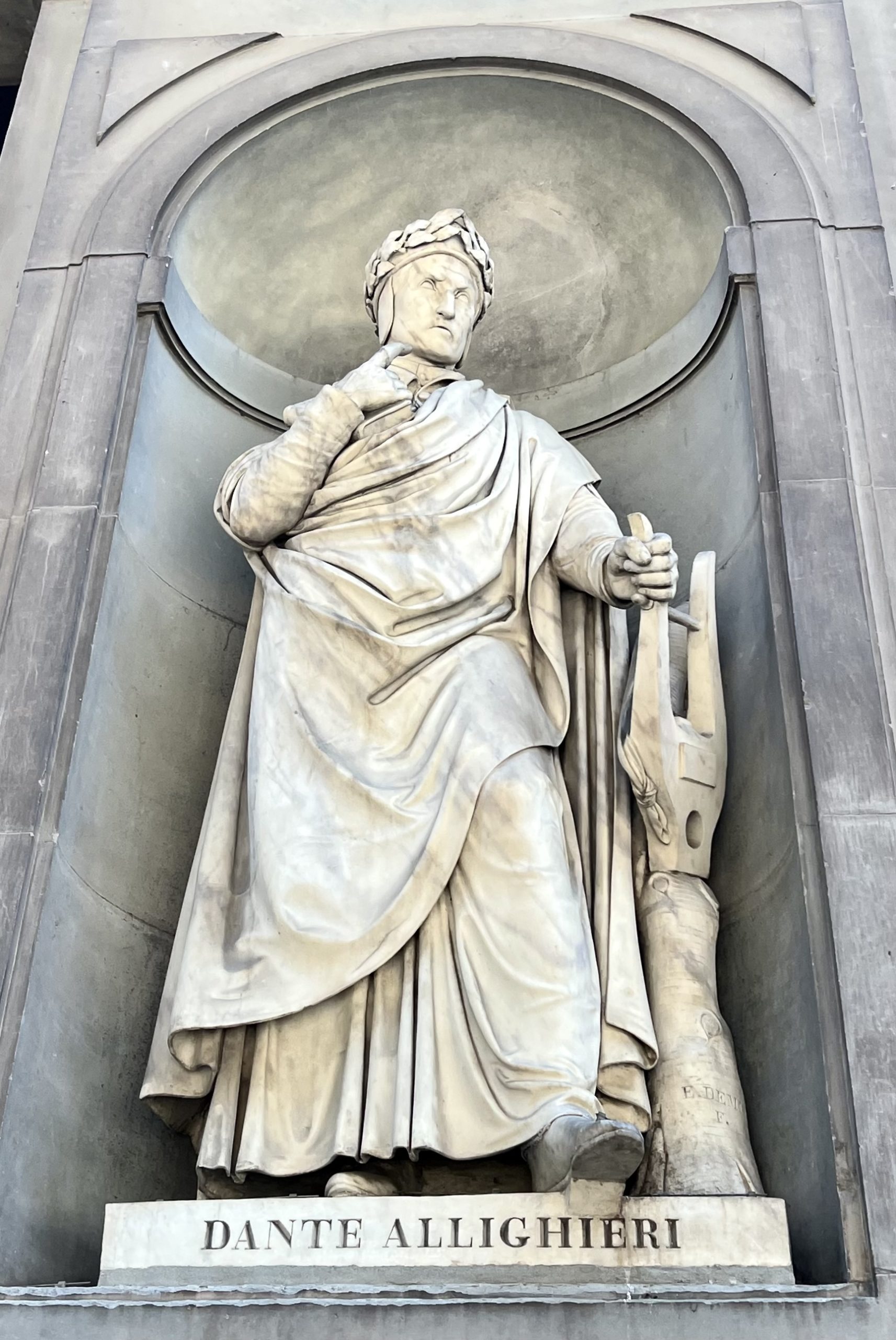 Dante statue on the facade of the Uffizi