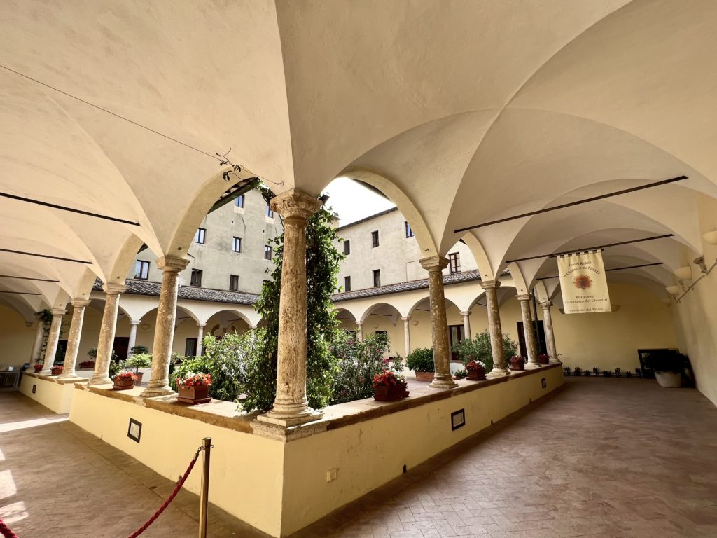 courtyard in the Relais II Chiostro di Pienza