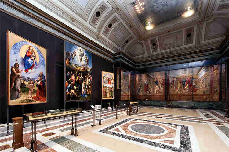 Room 8 of the Vatican Pinacoteca, with 3 Raphael paintings