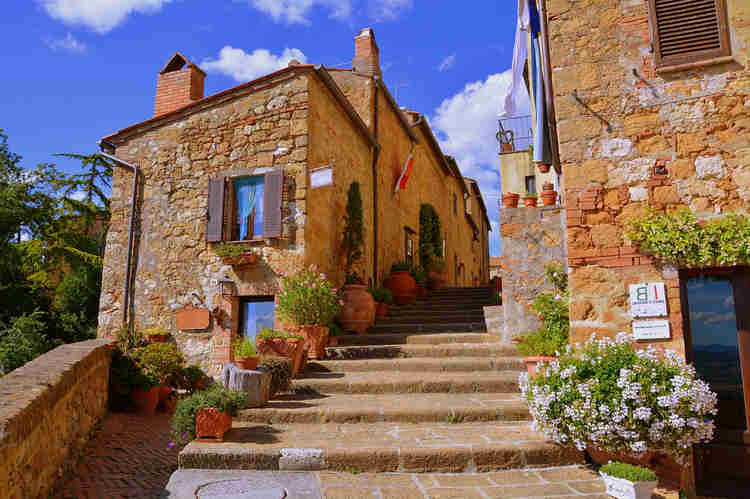 pretty lane in Pienza