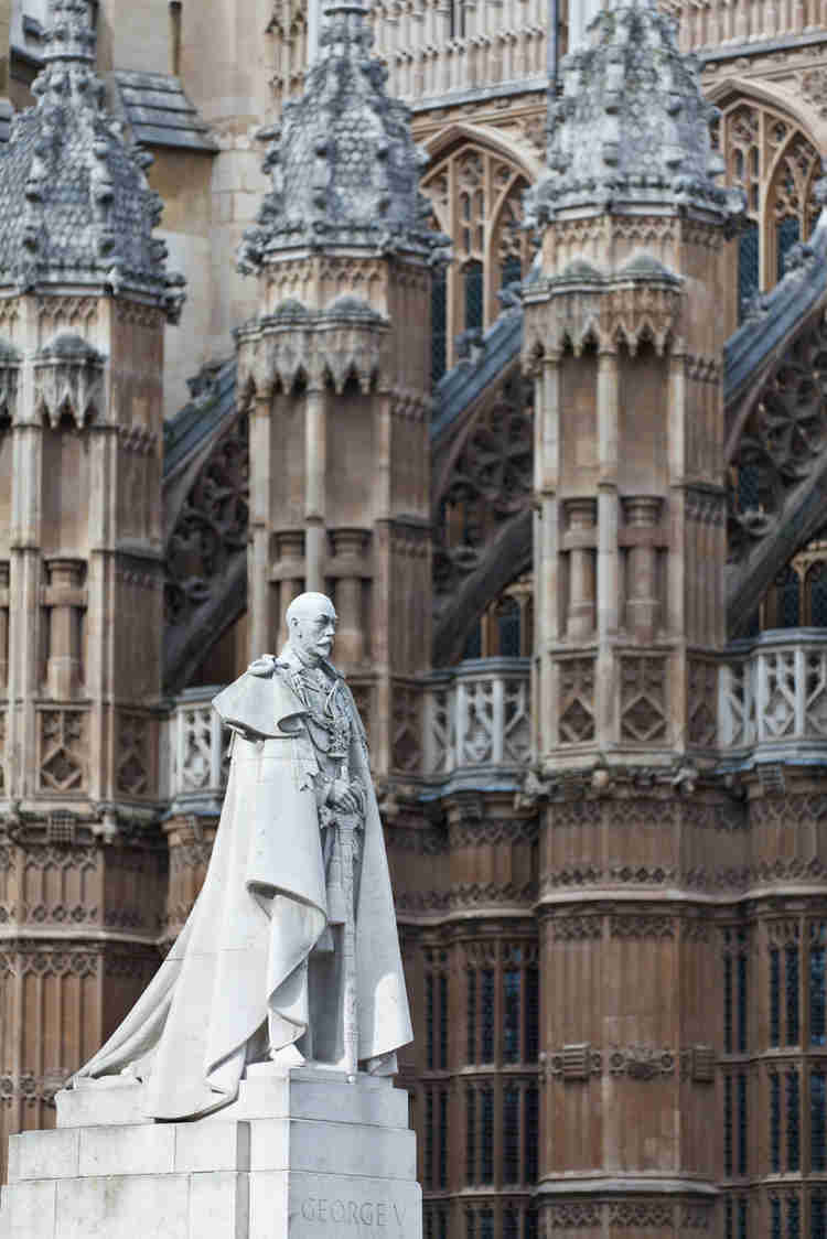 statue of King George V at the Henry VII Chapel at Westminster Abbey