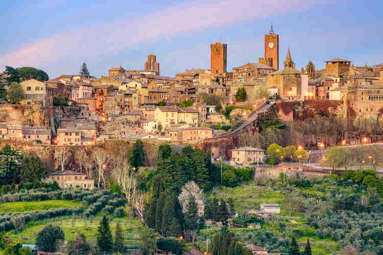the hilltop town of Orvieto, must visit town with one week in Umbria