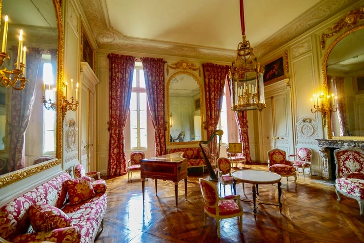 the music room with Marie Antoinette's harp in the Petit Trianon