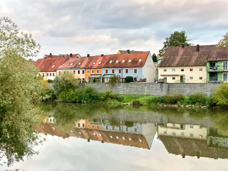 unassuming yet attractive houses along the river in Vilshofen