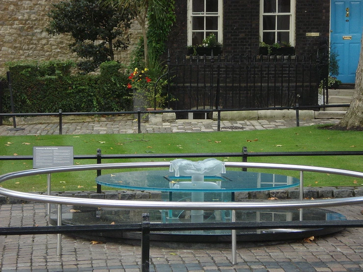 the memorial site where people, including Henry's wives, were executed on the Tower Green
