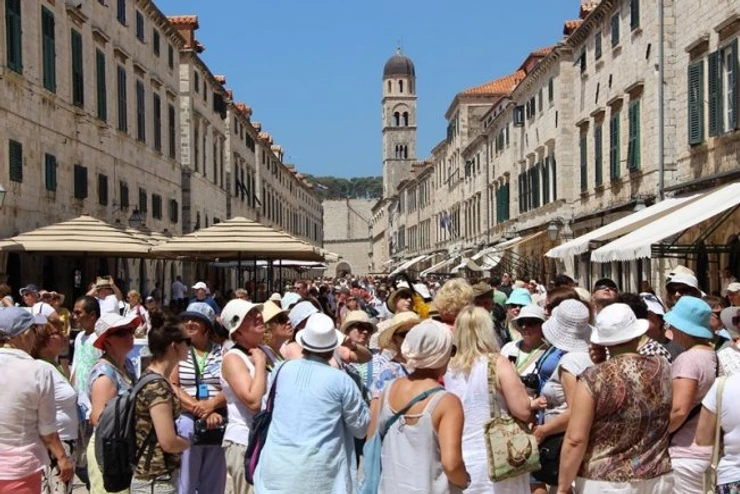 a horde of tourists in Dubrovnik