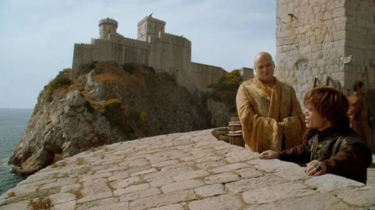 A CGI'd image of Fort Loverijenac in the background, Varys and Tyrion in the foreground at Fort Bokar