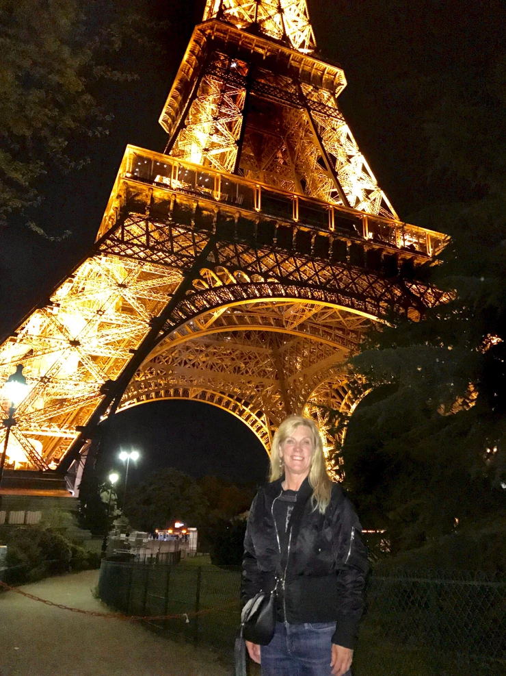 strolling through Paris at night in clean and mostly black clothing