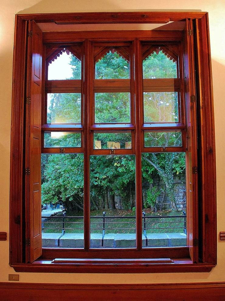a sash window in El Capricho