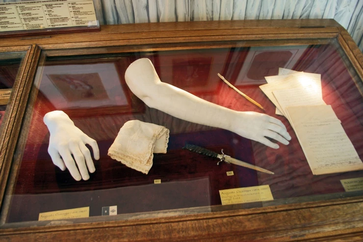 the hand of Chopin and the arm of Sand on display at the Musee de la Vie Romantique