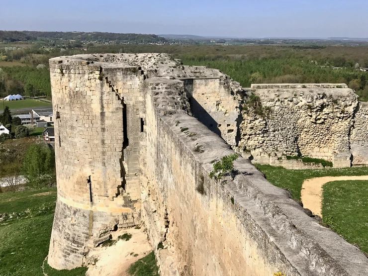 the ramparts and a remaining tower of the Chateau de Coucy
