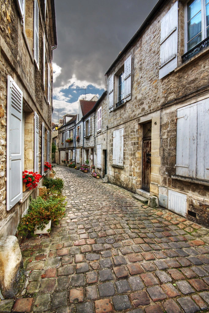 cobblestone street and stone house in Senlis France
