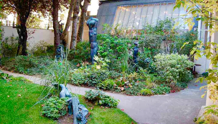the enclosed sculpture garden at the Zadkine Museum
