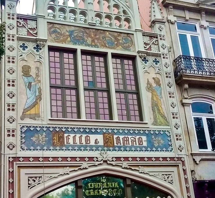 the facade of Livraria Lello with José Bielman paintings