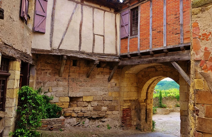 and just look at this dreamy half timber with a nifty medieval arch