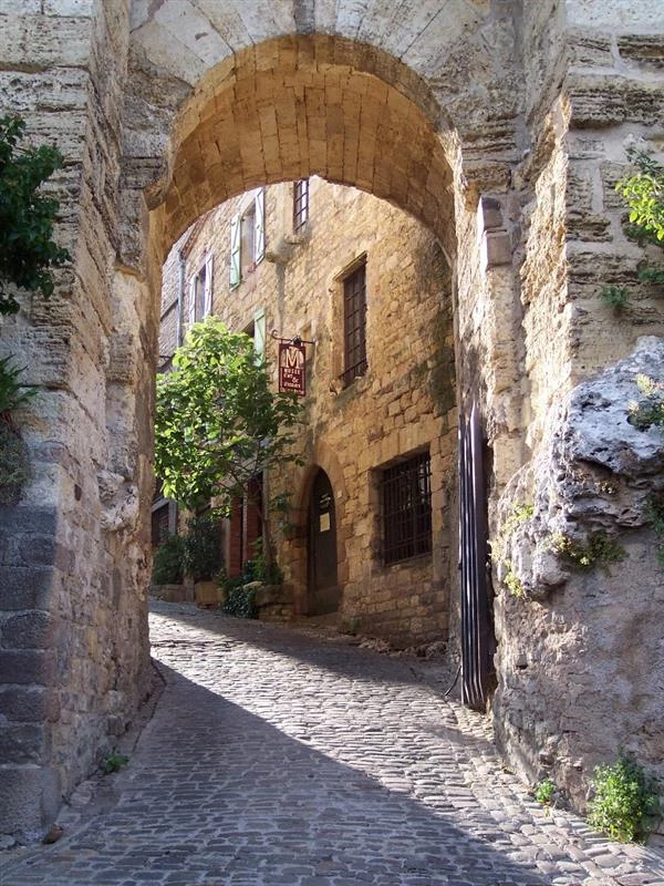 yet another beautiful archway in Cordes Sur Ciel