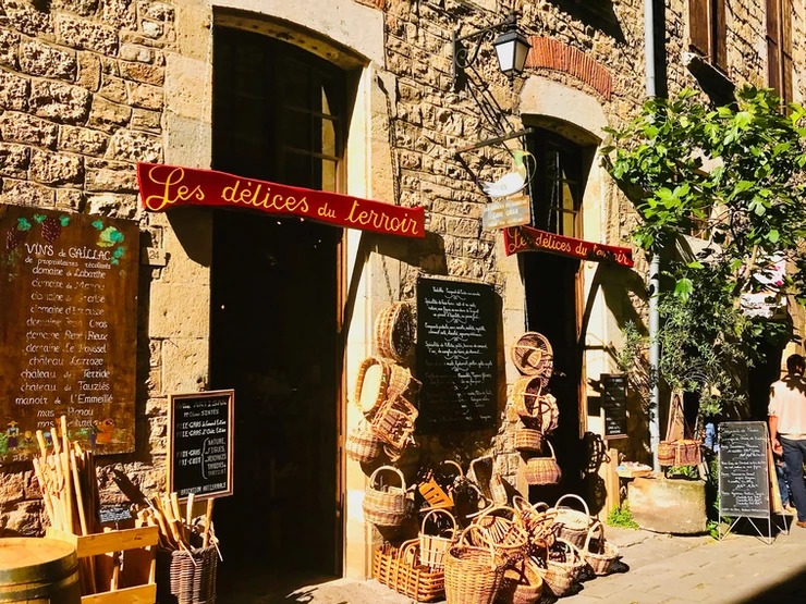 a wine store and artisan shop in Cordes Sur Ciel