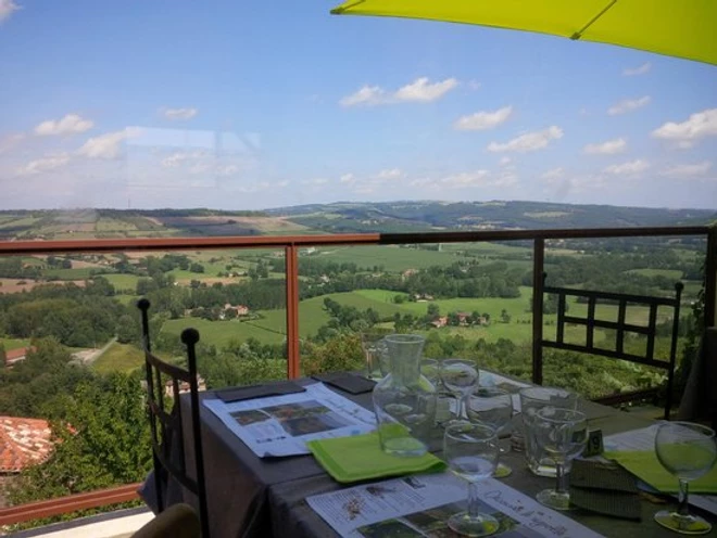 hilltop restaurant with a panoramic view in Cordes Sur Ceil 