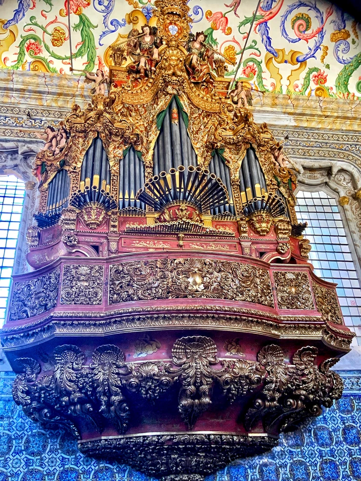 the massive organ with 2,000 pipes
