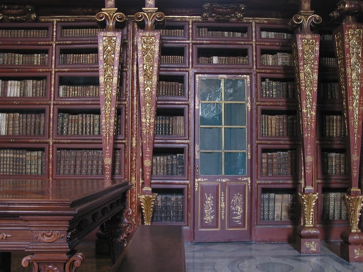 the stacks on the Noble Floor protected by carved wood columns in the Chinese style popular at the time.