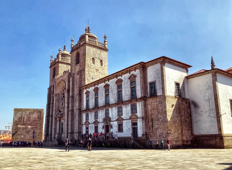 the exterior facade of Porto Cathedral