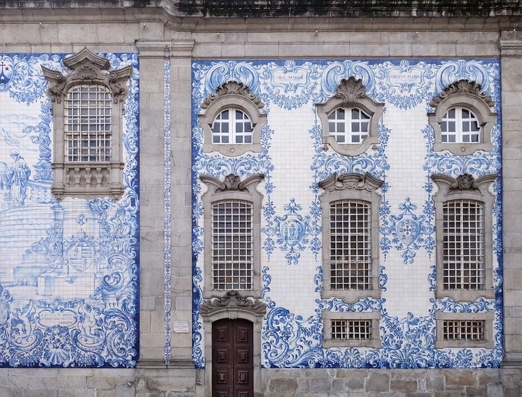 the Instagram famous rectangular azulejo covered flank of the Igreja do Carmo