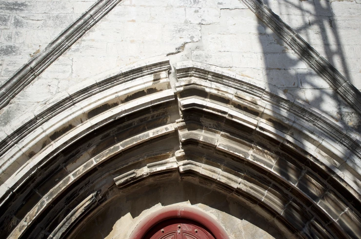 cracks in an arch at Carmo Convent