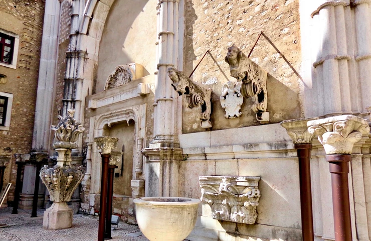 cool sculptural pieces in the Igreja do Carmo, especially that piece on the left
