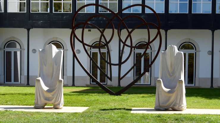 Sculpture of ‘Thrones of Pedro and Inês’ by Thierry Ferreira and Renato Silva, Jardim do Amor, Alcobaça