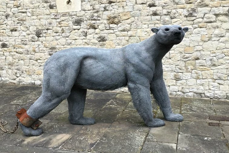 polar bear statue at the Tower of London
