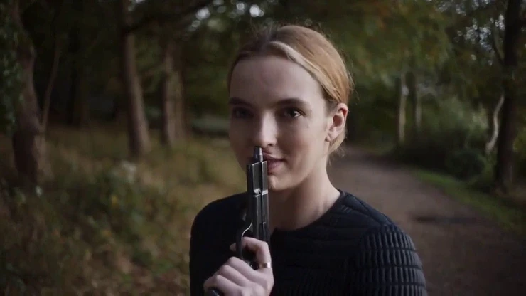 As Eve walks toward Villanelle unarmed, Villanelle playfully put her gun under her chin. Eve yells "no." Villanelle then shoots the ground in front of her Eve and makes her escape.