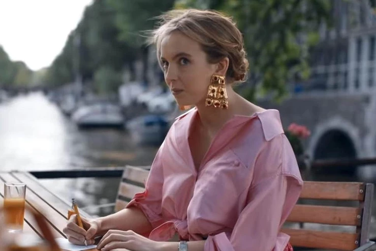 Villanelle refuses to let an Instagrammer take her photo on the canals of Amsterdam
