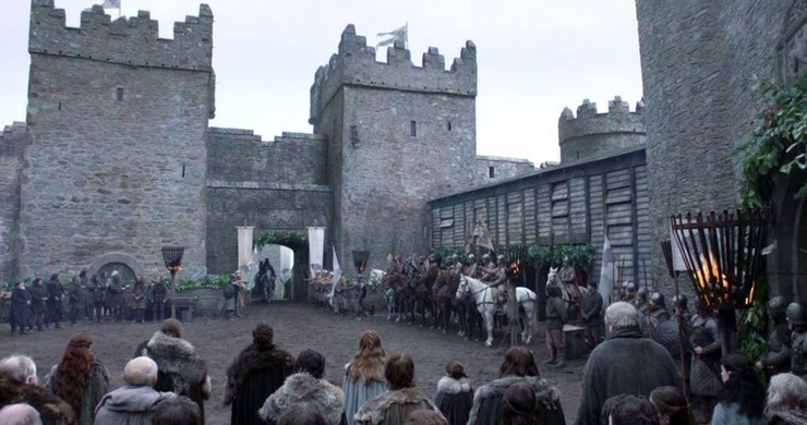 Winterfell gathers to welcome King Robert
