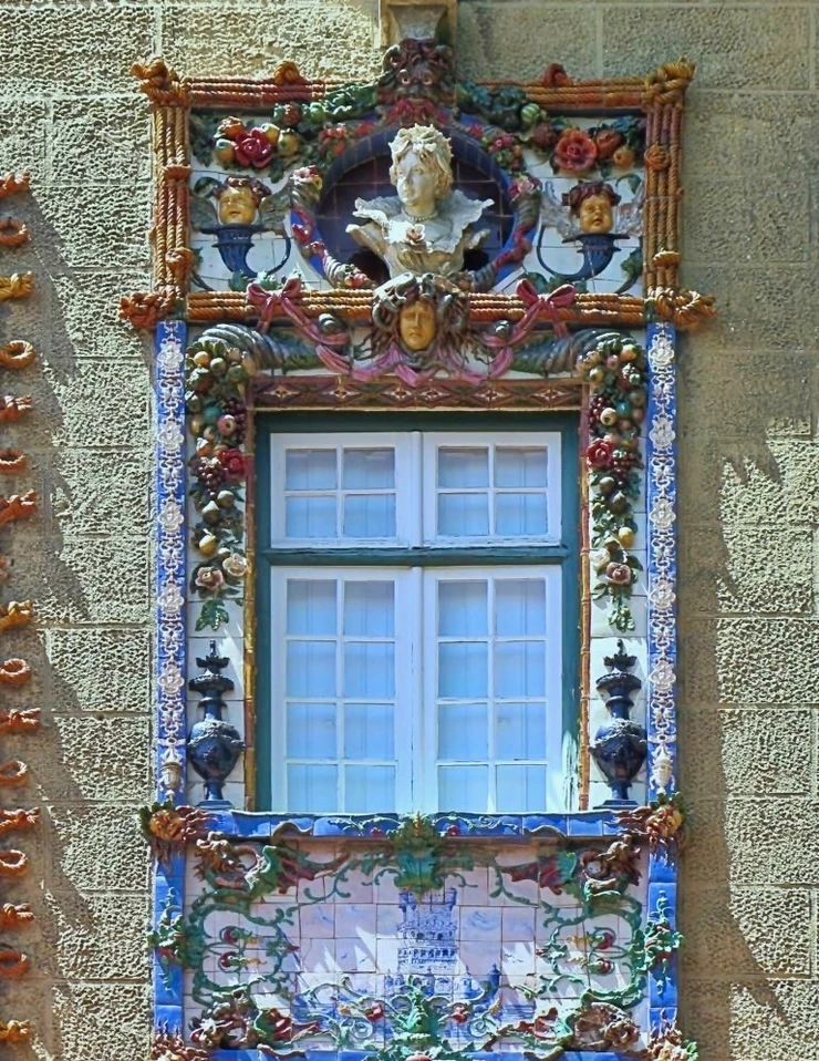 an elaborately decorated Neo-Manueline window at the House of the Viscount of Sacavém