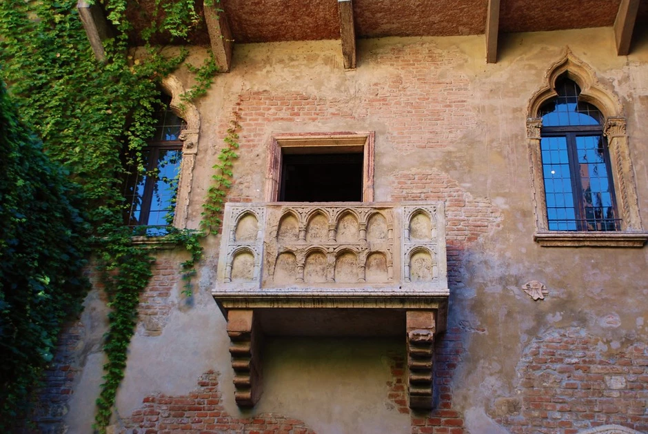 the iconic balcony of Juliet's House where Romeo and Juliet declare their love