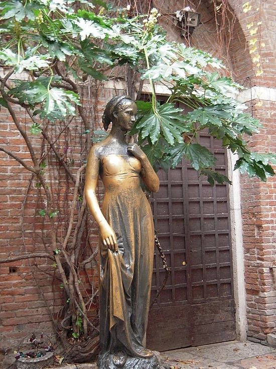 the bronze statue of Juliet in the courtyard
