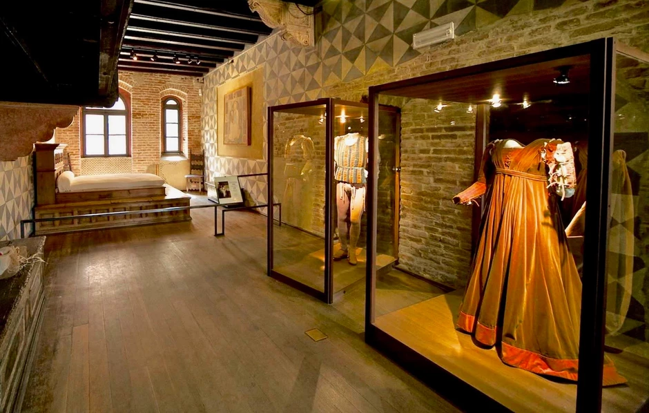 bed and costumes used in Franco Zeffirelli's 1968 film Romeo and Juliet