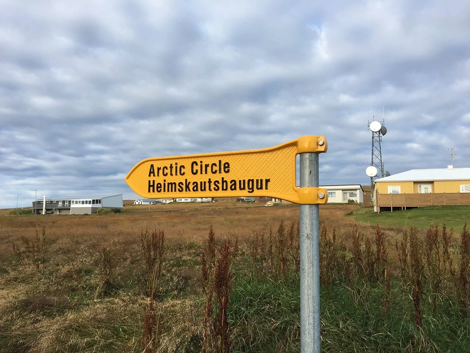 sign pointing to the path to the Artic Circle