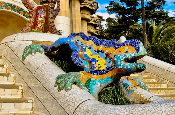 the mosaic lizard dragon sculpture of Park Güell 
