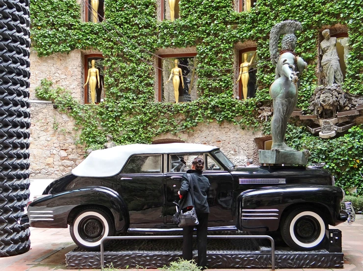 the black "rain taxi" in the museum courtyard