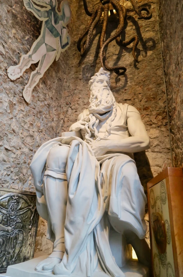 Moses with an octopus over his head, after Michelangelo's statue