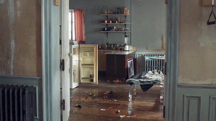 the last we see of Villanelle's gorgeous apartment after Eve stabs her in the finale of Season 1