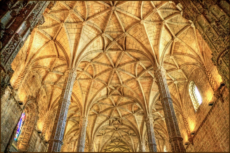 Gothic vaults in the nave in which the structural ribs form a net-like pattern